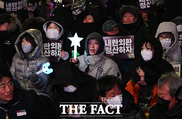 '12.3 내란외환 청산과 종식, 사회대개혁 시민 대행진'이 3일 오후 서울 여의도 국회 앞에서 열린 가운데 시민들이 구호를 외치고 있다. /박헌우 기자