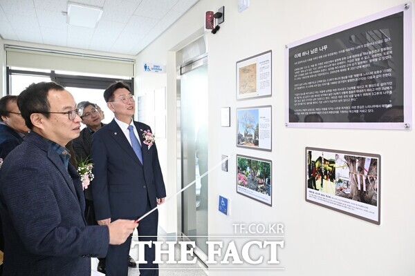김제선 중구청장이 태평고을 기록 전시관 개관식에 참석해 전시관을 둘러보는 모습. /대전 중구