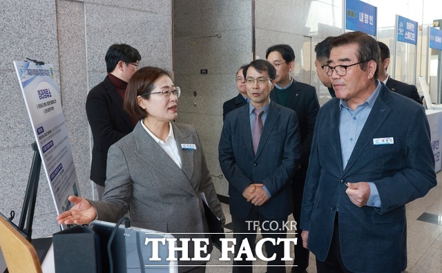 김동일 보령시장이 관계자들과 2025년 창업 지원 사업 성과 공유회에서 참여 기업 부스를 둘러보고 있다. /보령시