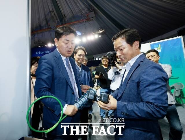 지난해 10월 21일 전주시 덕진구 덕진동1가 실내체육관에서 제9회 스타트업(Start-up) 전북 창업대전이 열린 가운데 김관영 전북도지사(왼쪽)가 전시된 창업기업 제품을 업체 관계자로부터 설명을 듣고 있다. /전북도