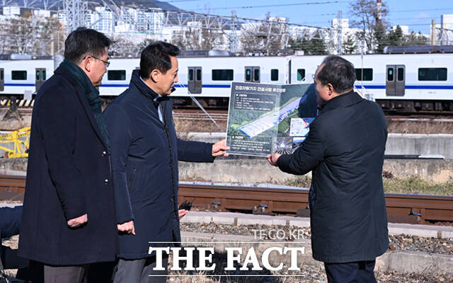 오세훈 서울시장(가운데)와 오승록 노원구청장이 3일 오후 서울 노원구 창동차량기지에서 열린 진접차량기지 시험운행 개시 기념식에 참석해 창동차량기지 이전 후 서울 디지털바이오시티 조성 관련 브리핑을 듣고 있다. /이새롬 기자