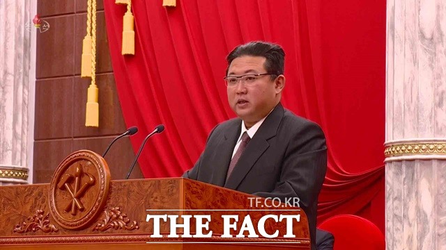 3일 ‘대북제재 10년, 북한경제’를 주제로 열린 북한경제연구포럼에서 전문가들은 대북제재 장기화 속 북한 경제에 대해 발표를 이어갔다. 사진은 김정은 북한 국무위원장이다. /뉴시스, 조선중앙TV 갈무리