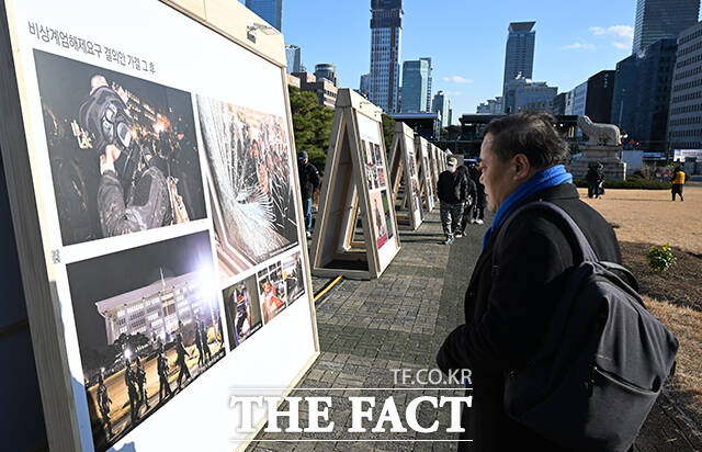 '12.3 비상계엄 해제 1주년 기념 사진전'이 3일 오전 서울 여의도 국회에서 열린 가운데 시민들이 사진을 관람하고 있다. /국회=박헌우 기자