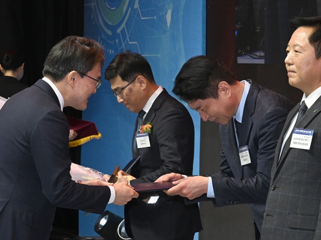 3일 2025 대한민국 기술대상에서 김성열 산업통상부 산업기반실장(사진 왼쪽)이 홍승현 현대차·기아 기초소재연구센터장(상무·사진 오른쪽)에게 대통령상을 수여하고 있다. /현대차·기아