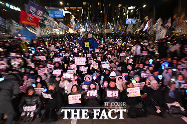 '12.3 내란외환 청산과 종식, 사회대개혁 시민 대행진'이 3일 오후 서울 여의도 국회 앞에서 열린 가운데 시민들이 구호를 외치고 있다. /박헌우 기자