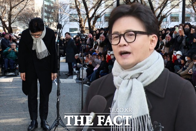 한동훈 전 국민의힘 대표가 3일 오후 서울 여의도 국회에서 기자회견을 열고 계엄에 대해 사과하고 있다. /국회=김민지 기자