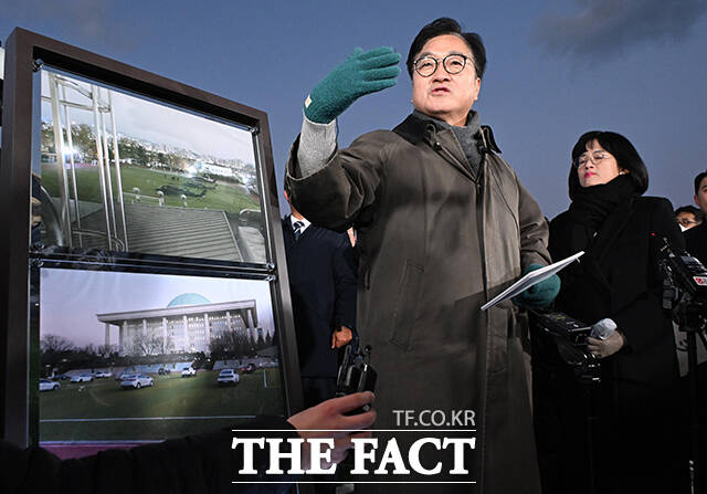 계엄군의 헬기가 착륙했던 국회운동장에서 당시 상황 설명하는 우원식 국회의장. /국회사진기자단