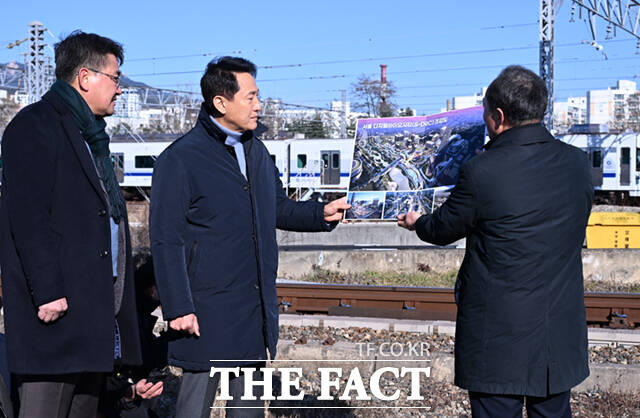 오세훈 서울시장이 3일 오후 서울 노원구 창동차량기지에서 열린 '진접차량기지 시험운행 개시 기념식'에 참석해 기념사를 하는 가운데, 창동차량기지의 모습이 보이고 있다.