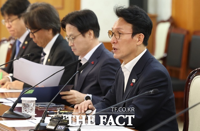 김민석 국무총리는 3일 정부서울청사에서 “산재 사망 사고가 증가한 만큼 매우 엄중한 상황으로 인식하고, 실효적인 예방 대책을 조속히 강구해야 한다”고 밝혔다. /뉴시스