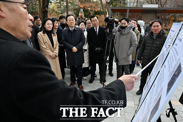 이재정 더불어민주당 의원과 김윤덕 국토교통부 장관 등 관계자들이 3일 오전 경기도 안양시 평촌 신도시 선도지구 현장을 방문해 업무 추진 현황을 듣고 있다. /안양=남용희 기자