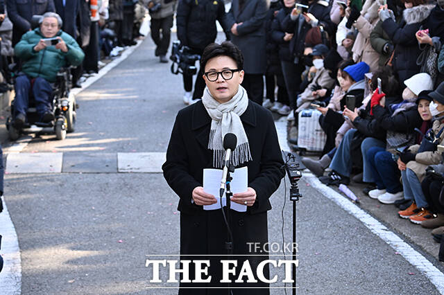 한동훈 전 국민의힘 대표가 3일 오후 서울 여의도 국회에서 기자회견을 열고 계엄에 대해 사과하고 있다. /국회=박헌우 기자