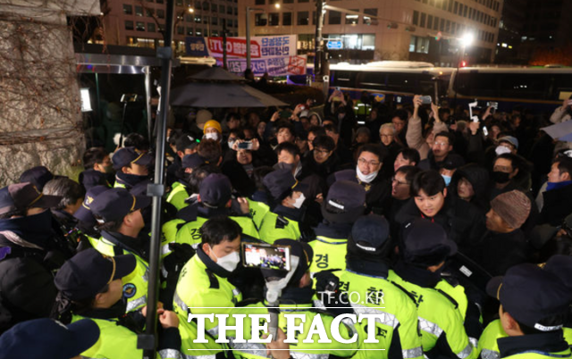 윤석열 대통령이 긴급 대국민 담화를 통해 비상계엄령을 발표한 지난해 12월 3일 서울 여의도 국회 정문 앞에서 경찰들이 국회의원, 의원 보좌진, 취재진, 시민들의 출입을 통제하고 있다. /뉴시스