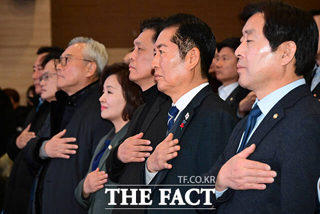 국기에 경례하는 정청래 대표와 내빈들.