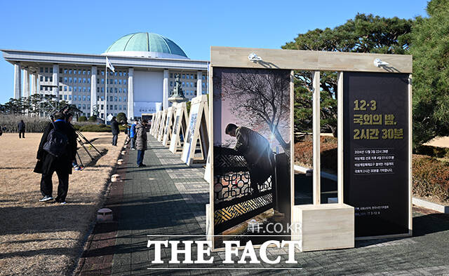 '12.3 비상계엄 해제 1주년 기념 사진전'이 3일 오전 서울 여의도 국회에서 열린 가운데 시민들이 사진을 관람하고 있다. /국회=박헌우 기자