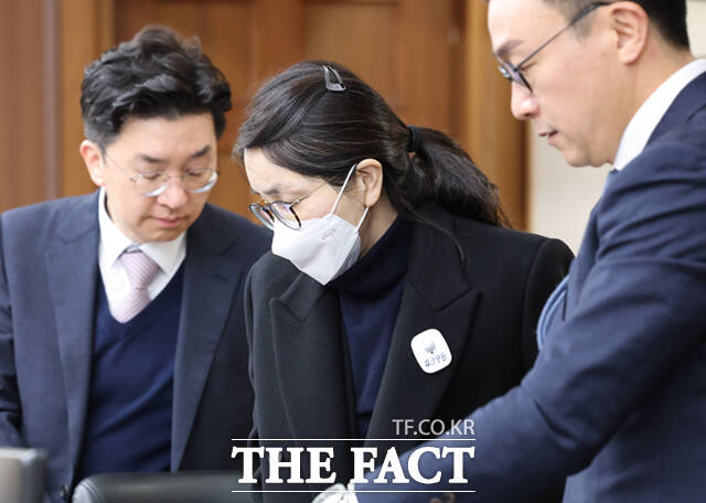 도이치모터스 주가조작과 명태균 공천개입, 통일교 청탁·뇌물 수수 의혹 혐의 등으로 구속기소 된 김건희 씨가 3일 서울 서초구 서울중앙지방법원에서 열린 자본시장법 위반 혐의 결심 공판에 출석하고 있다. /이새롬 기자