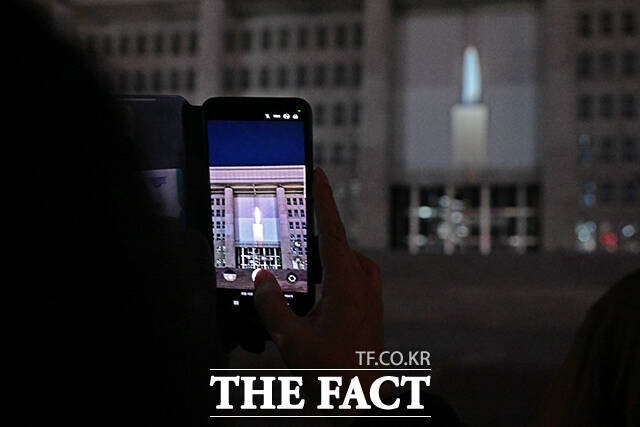 미디어파사드의 촛불 담는 시민.