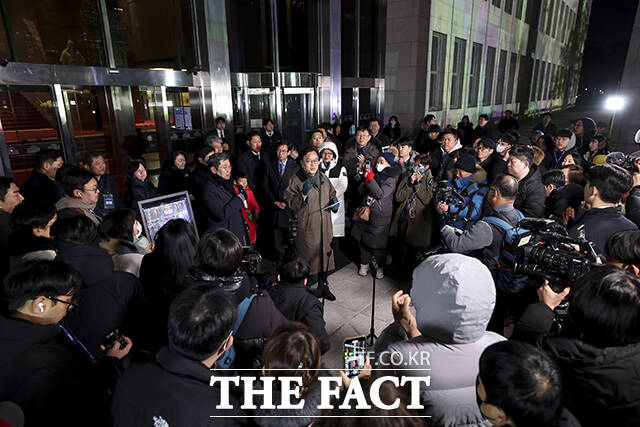 정현관 앞에선 우원식 국회의장. /국회사진기자단