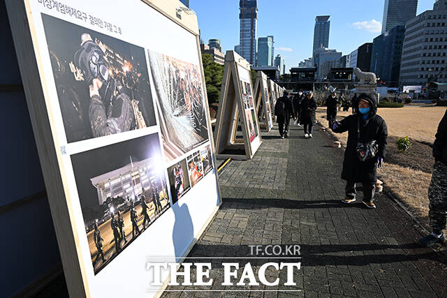 '12.3 비상계엄 해제 1주년 기념 사진전'이 3일 오전 서울 여의도 국회에서 열린 가운데 시민들이 사진을 관람하고 있다. /국회=박헌우 기자