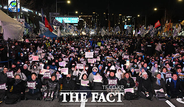 '12.3 내란외환 청산과 종식, 사회대개혁 시민 대행진'이 3일 오후 서울 여의도 국회 앞에서 열린 가운데 시민들이 구호를 외치고 있다. /박헌우 기자