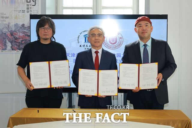 중국 톈진미술학원에서 열린 교육 협력 강화를 위한 업무협약식에서 이희학 목원대학교 총장(가운데)과 구지걸 톈진미술학원 총장 등이 기념 촬영을 하고 있다. /목원대