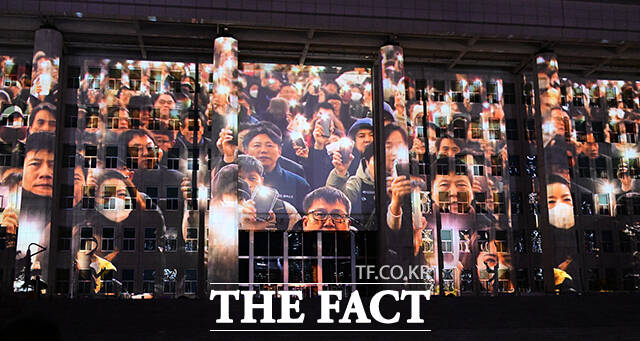 국회를 지킨 촛불 시민들의 모습.