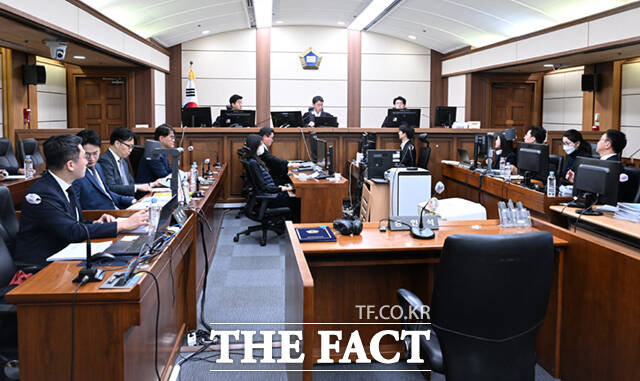 도이치모터스 주가조작과 명태균 공천개입, 통일교 청탁·뇌물 수수 의혹 혐의 등으로 구속기소 된 김건희 씨가 3일 서울 서초구 서울중앙지방법원에서 열린 자본시장법 위반 혐의 결심 공판에 출석하고 있다. /이새롬 기자