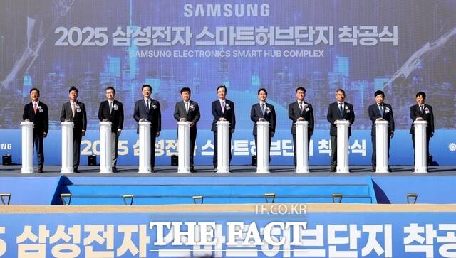 지난달 10일 고창군 고수면 신활력산업단지에서 '삼성전자 스마트허브단지(물류센터) 착공식'이 열린 가운데 김관영 전북도지사 등 관계자들이 착공 버튼을 누르고 있다. /전북도