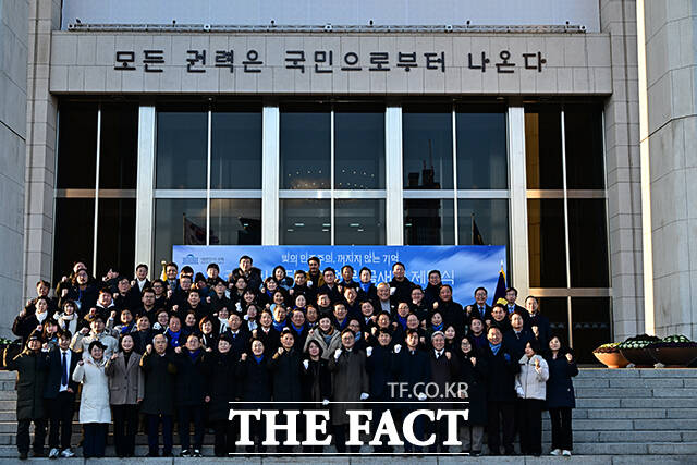 국회에 새겨진 헌법1조2항 '모든 권력은 국민의로부터 나온다'