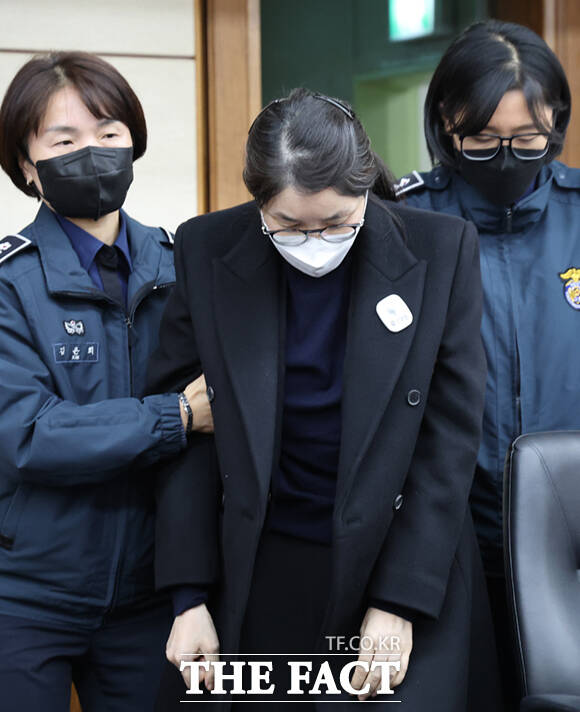 3일 서울 서초구 서울중앙지방법원에서 주가조작과 통일교 청탁 등의 혐의를 받는 김건희 씨의 결심공판 진행된 가운데 김 씨가 법정으로 들어오고 있다. /이새롬 기자