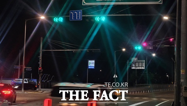 충남 서산시의 교차로 신호 감응 시스템이 교차로 좌우측 차량이 비어있을 때 직진 신호를 우선하는 모습. /서산시