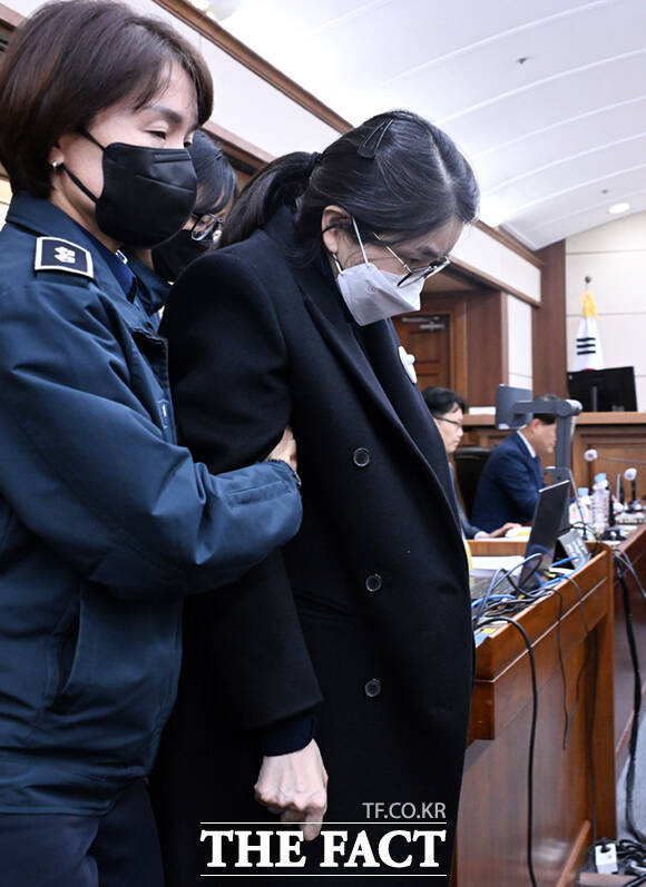 도이치모터스 주가조작과 명태균 공천개입, 통일교 청탁·뇌물 수수 의혹 혐의 등으로 구속기소 된 김건희 씨가 3일 서울 서초구 서울중앙지방법원에서 열린 자본시장법 위반 혐의 결심 공판에 출석하고 있다. /이새롬 기자