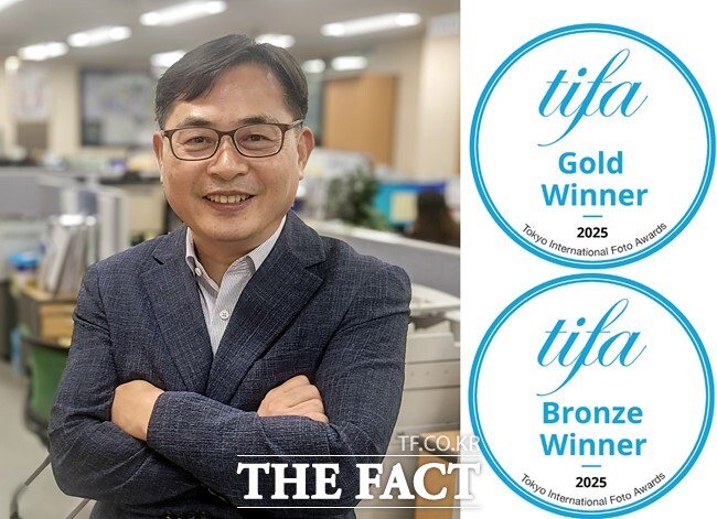 2025 도쿄 국제 사진 공모전 수상 김남국 작가와 TIFA 수상 배지. /김남국 작가 제공
