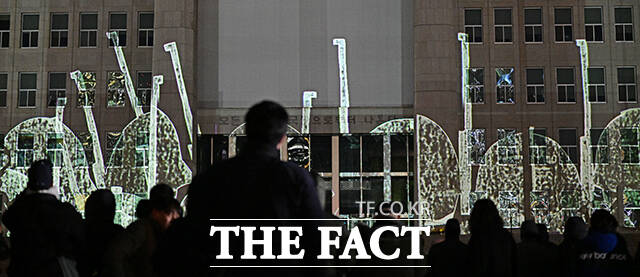 '비상계엄 해제 1주년 기억행사' 미디어 파사드가 상영되고 있다.