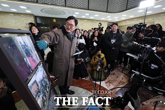 우원식 국회의장이 3일 서울 여의도 국회에서 열린 '비상계엄 해제 1주년 기억행사' 다크 투어에서 도슨트로 참여해 시민들과 함께 계엄군이 들이닥쳤던 3층 중앙홀을 돌아보고 있다. /국회사진기자단