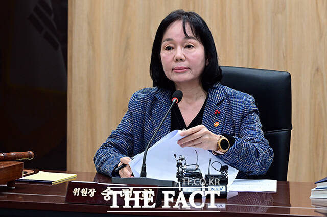 송경희 개인정보보호위원회 위원장이 3일 오전 서울 종로구 정부서울청사에서 열린 쿠팡 개인정보 유출과 관련 제25회 전체회의에 참석해 모두발언을 하고 있다. /임영무 기자