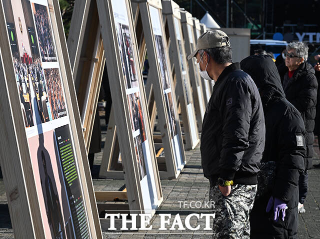 '12.3 비상계엄 해제 1주년 기념 사진전'이 3일 오전 서울 여의도 국회에서 열린 가운데 시민들이 사진을 관람하고 있다. /국회=박헌우 기자