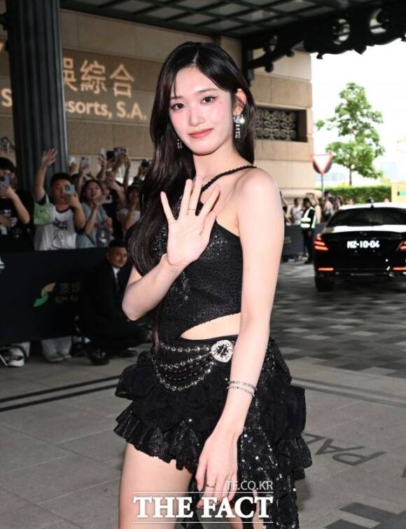 걸그룹 아이브의 멤버 이서가 SBS 인기가요 MC 자리를 떠난다. 사진은 지난 9월 마카오에서 열린 2025 더팩트 뮤직 어워즈에 참석한 모습. /박헌우 기자