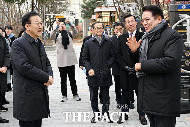 평촌 신도시 선도지구 현장 순회하는 최대호 안양시장과 김윤덕 국토교통부 장관, 이재정 더불어민주당 의원(왼쪽 두 번째부터).