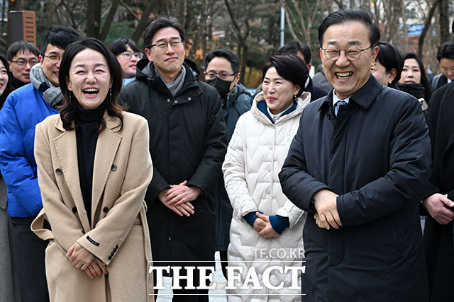 평촌 신도시 선도지구 현장 순회하는 최대호 안양시장과 김윤덕 국토교통부 장관, 이재정 더불어민주당 의원(왼쪽 두 번째부터).