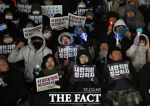 '12.3 내란외환 청산과 종식, 사회대개혁 시민 대행진'이 3일 오후 서울 여의도 국회 앞에서 열린 가운데 시민들이 구호를 외치고 있다. /박헌우 기자