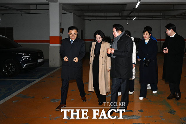 평촌 신도시 선도지구 현장 순회하는 최대호 안양시장과 김윤덕 국토교통부 장관, 이재정 더불어민주당 의원(왼쪽 두 번째부터).