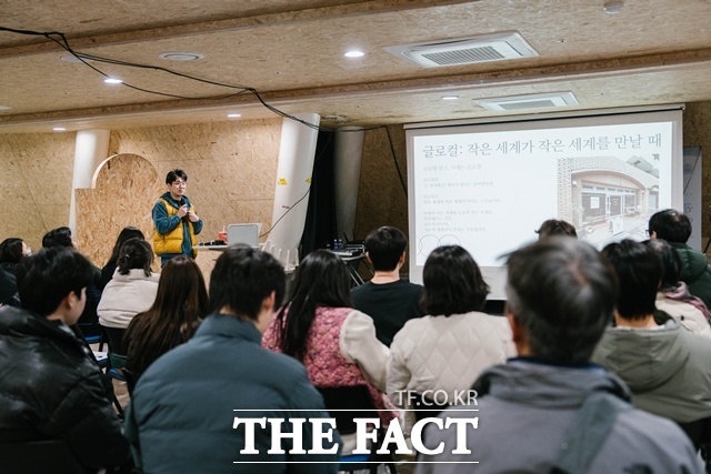 남해 ON: 로컬을 켜다 행사에서 김정현 너티버터 대표가 내가 있는 나의 작은 가게를 주제로 특강을 하고 있다. /경남도립남해대학