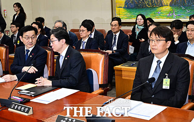 박대준 쿠팡 대표이사(왼쪽)가 3일 오후 서울 여의도 국회 정무위원회에서 열린 쿠팡 개인정보 유출 관련 현안질의에 출석해 의원들의 질의에 답변을 하고 있다. /국회=배정한 기자