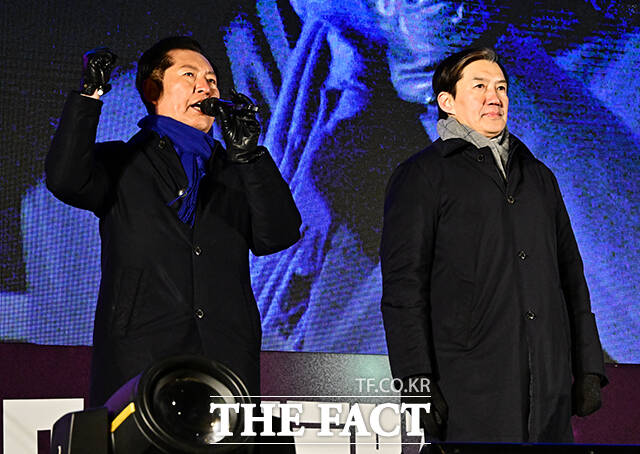 발언하는 정청래 더불어민주당 대표(왼쪽).