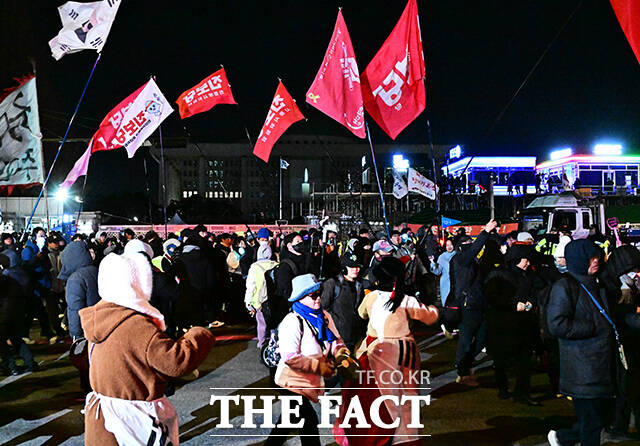 국민의힘 당사를 향해 행진하는 참가자들.