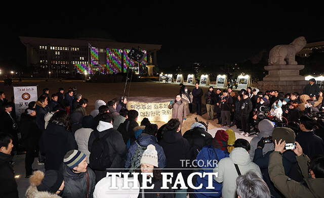 시민들에게 국회 상징석 설명하는 우 의장. /국회사진기자단