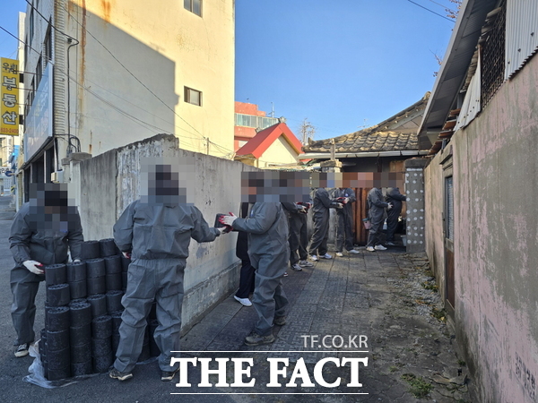 대전보호관찰소가 대전 동구 계족로 일원에서 사회봉사 대상자들을 투입해 연탄 나르기 봉사활동을 진행하고 있는 모습. /대전보호관찰소