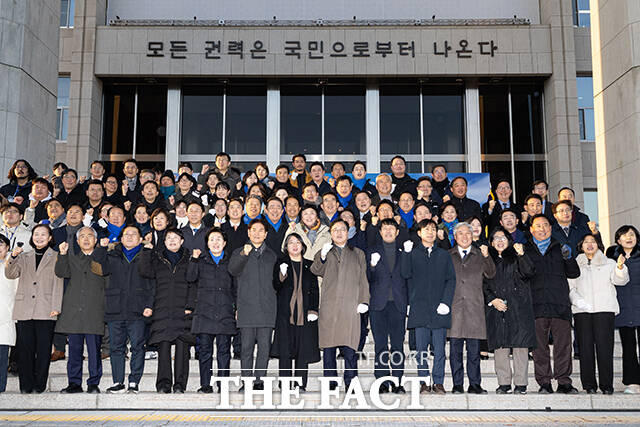 제막식 마친 뒤 기념사진 촬영하는 우원식 국회의장 및 주요 참석자들.