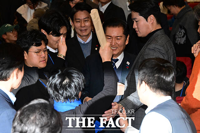 정청래 민주당 대표가 환호하는 지지자를 보며 미소짓고 있다.