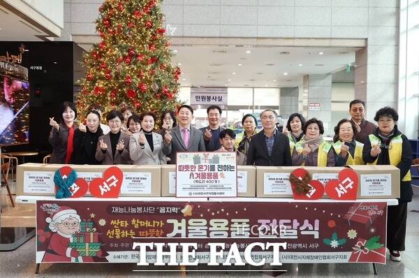 손뜨개재능나눔봉사단이 직접 만든 목도리 400개를 3일 대전시 서구자원봉사센터를 통해 관내 3개 복지단체에 전달했다. /대전 서구